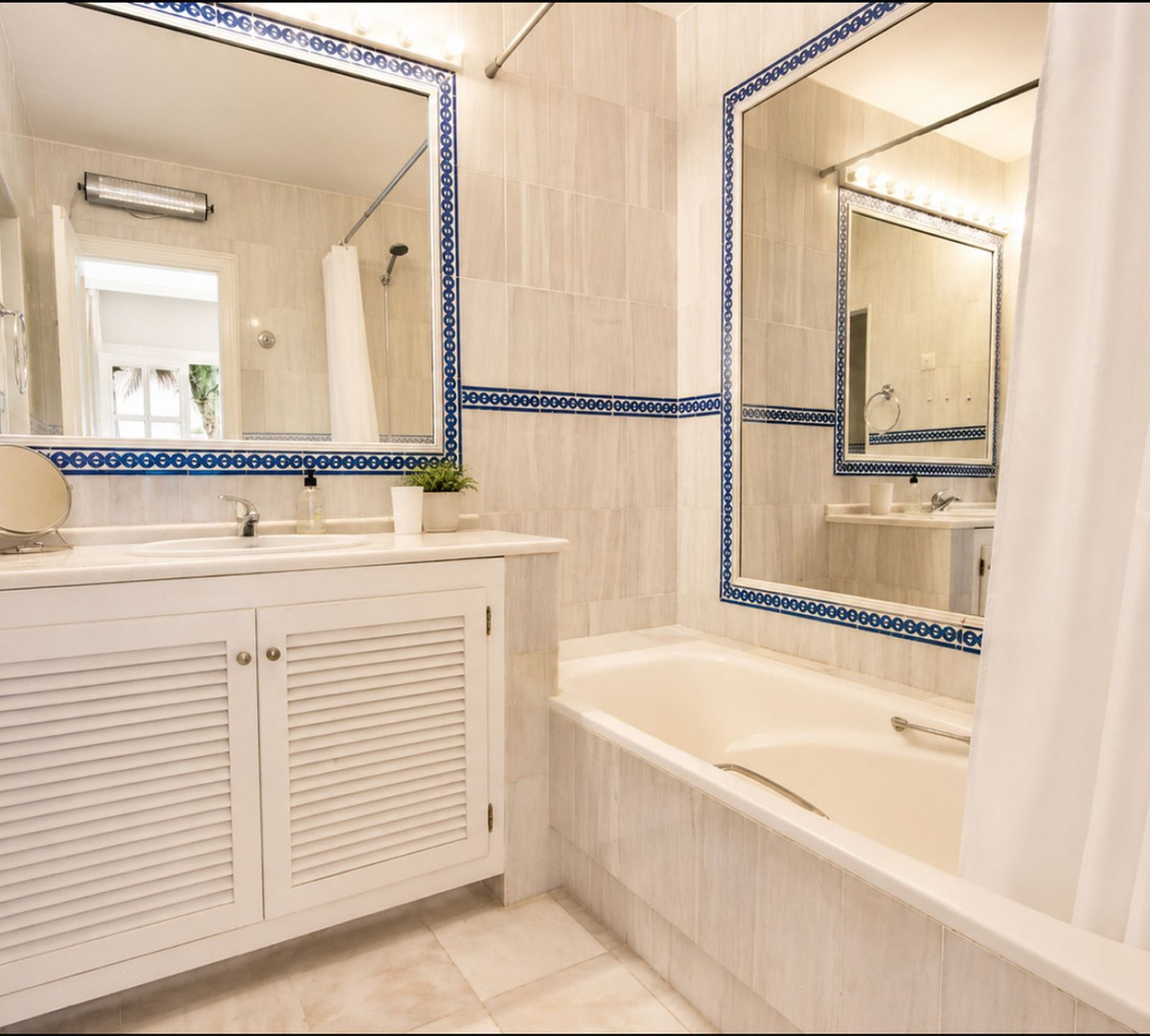 3 Bed Apartment for sale in Estepona Costa Del Sol, Málaga, Spain