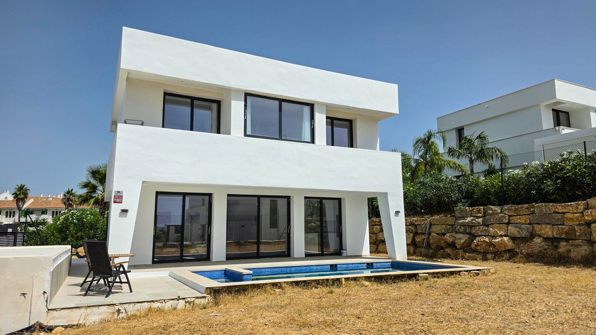 3 Bed Townhouse for sale in La Duquesa Costa Del Sol, Málaga, Spain