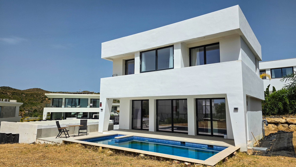 3 Bed Townhouse for sale in La Duquesa Costa Del Sol, Málaga, Spain