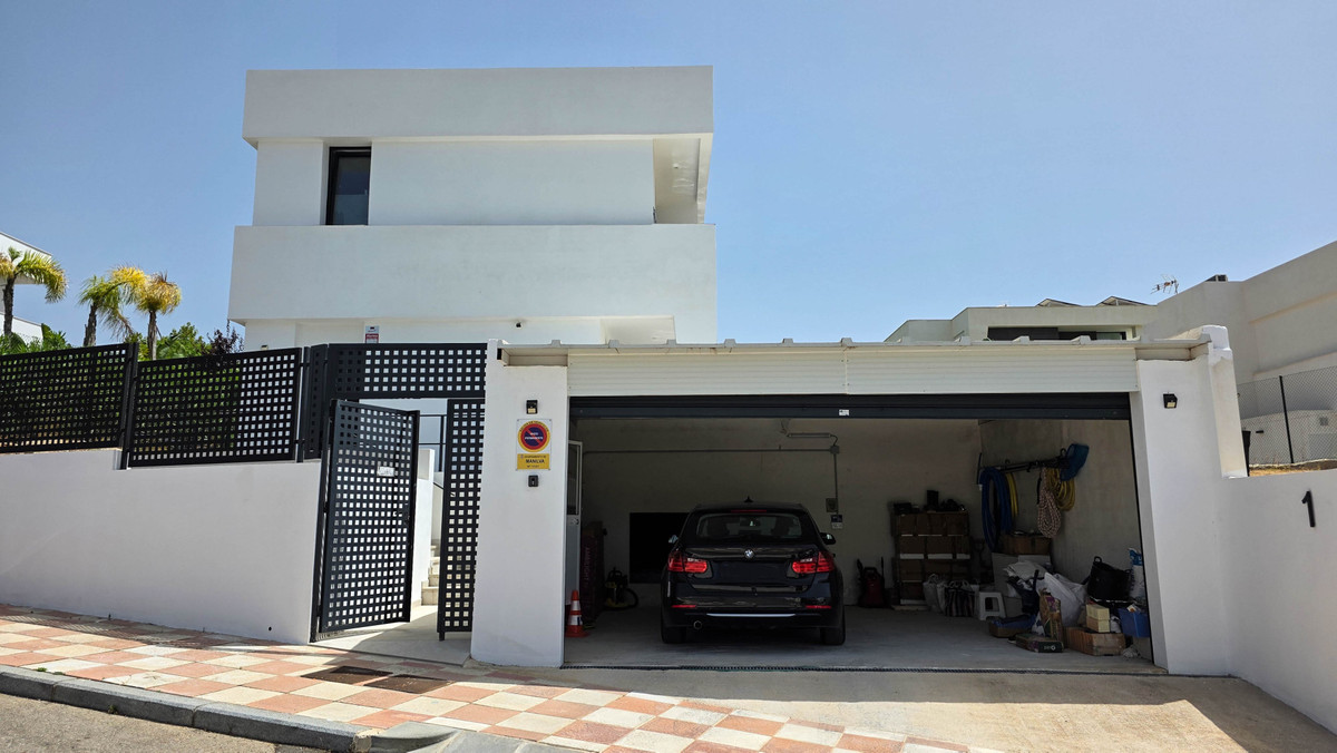 3 Bed Townhouse for sale in La Duquesa Costa Del Sol, Málaga, Spain
