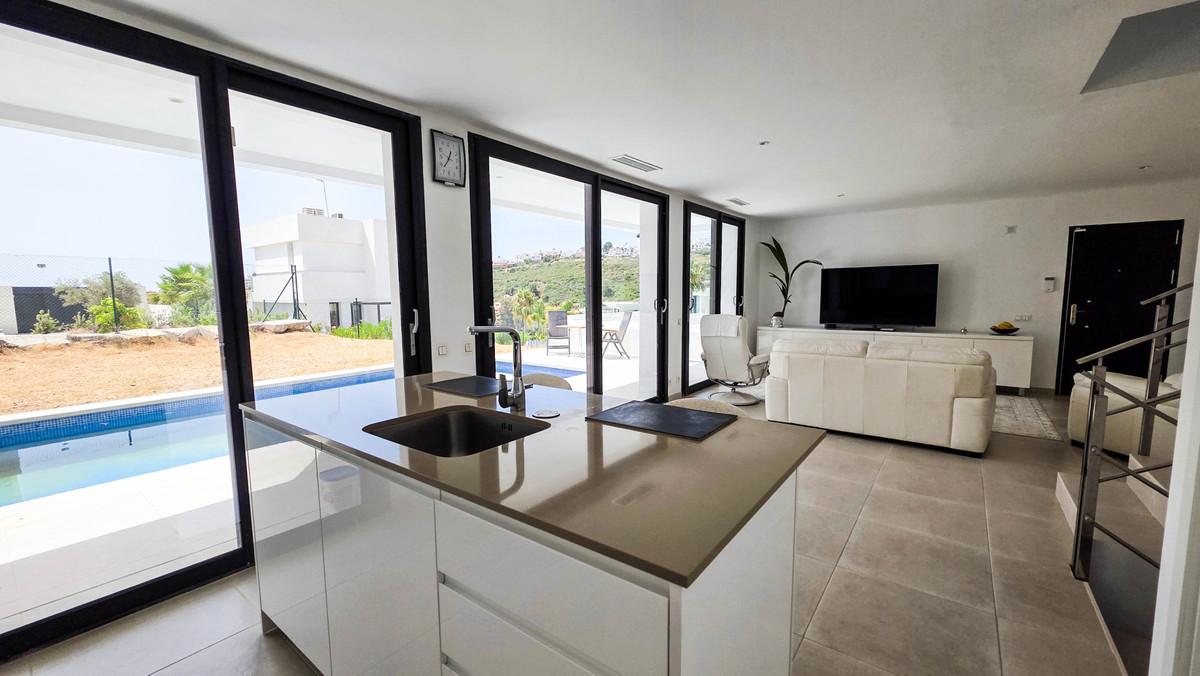 3 Bed Townhouse for sale in La Duquesa Costa Del Sol, Málaga, Spain