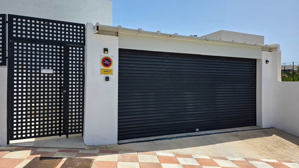 3 Bed Townhouse for sale in La Duquesa Costa Del Sol, Málaga, Spain