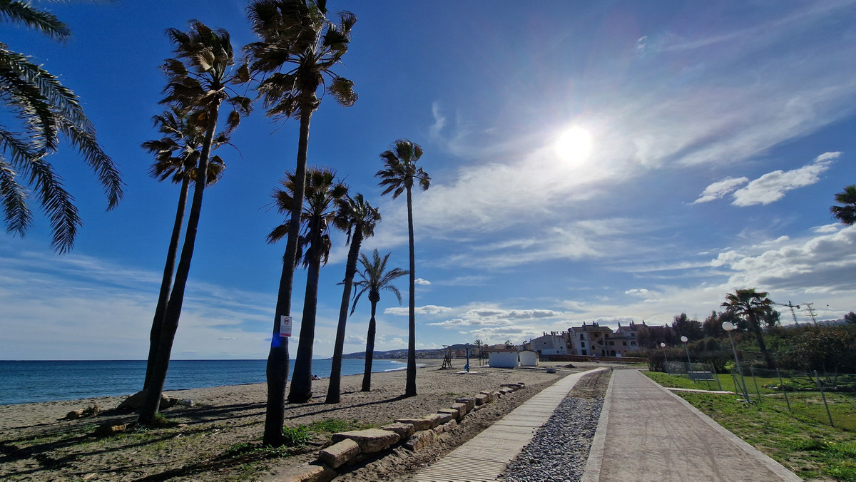 3 Bed Townhouse for sale in La Duquesa Costa Del Sol, Málaga, Spain