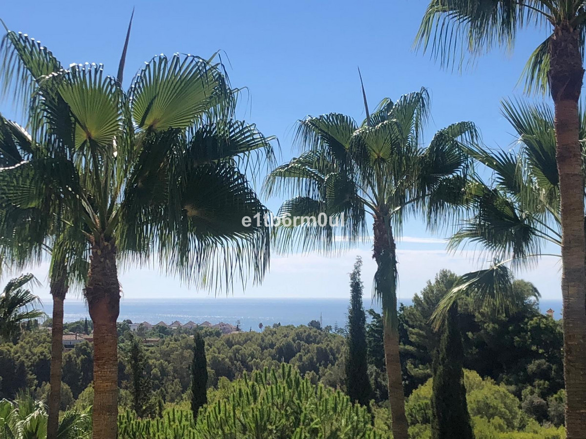 3 Bed Apartment for sale in The Golden Mile Costa Del Sol, Málaga, Spain