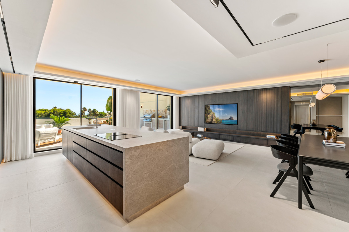 4 Bed Apartment for sale in The Golden Mile Costa Del Sol, Málaga, Spain