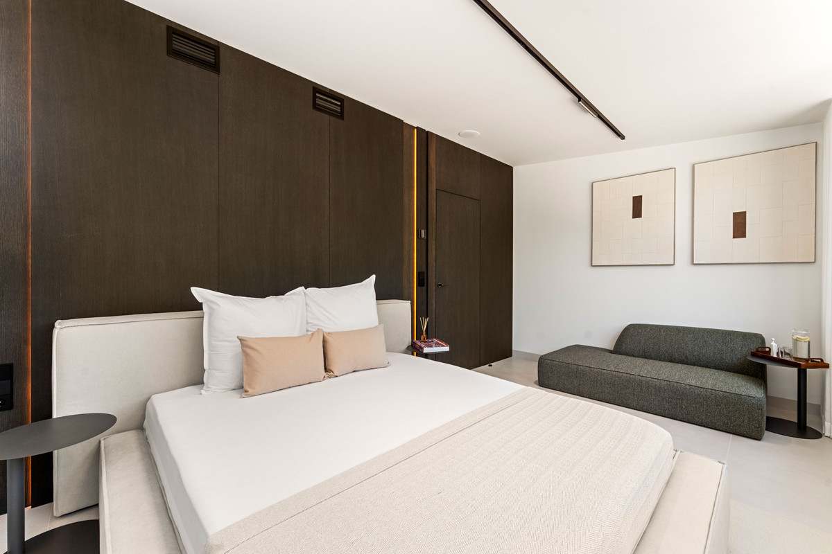 4 Bed Apartment for sale in The Golden Mile Costa Del Sol, Málaga, Spain