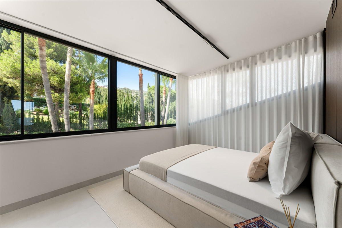 4 Bed Apartment for sale in The Golden Mile Costa Del Sol, Málaga, Spain