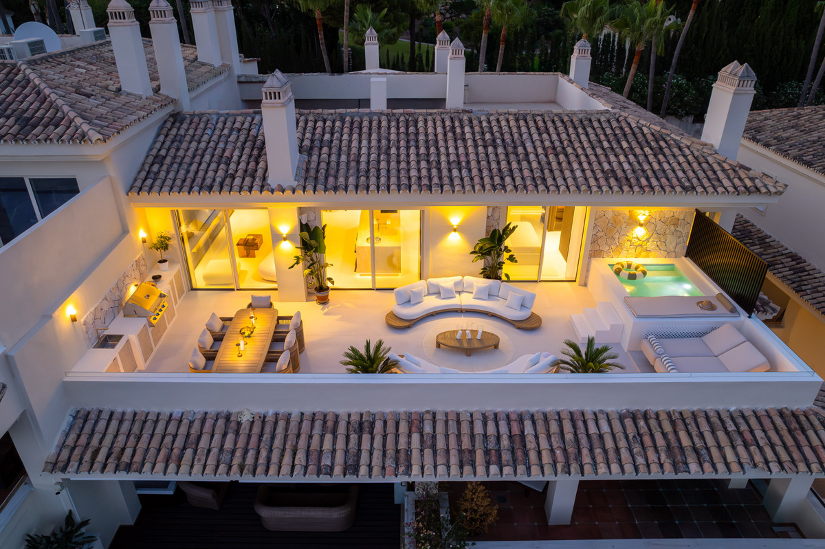 4 Bed Apartment for sale in The Golden Mile Costa Del Sol, Málaga, Spain