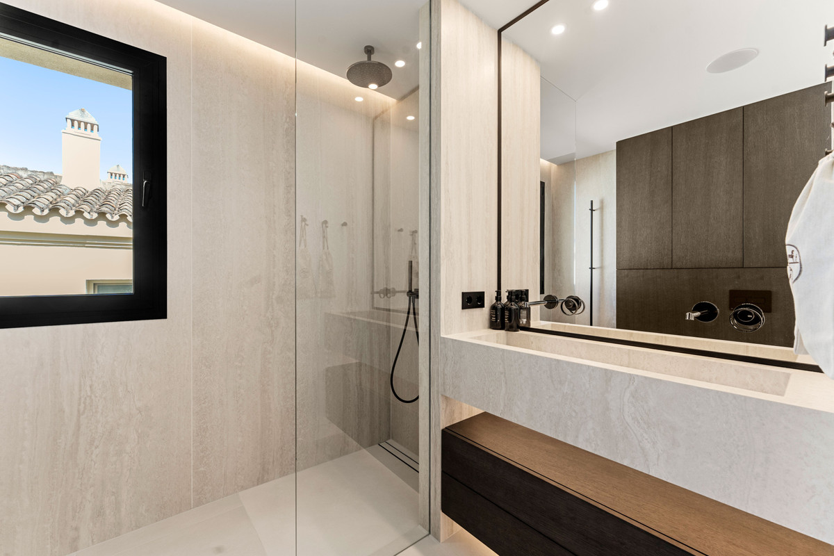4 Bed Apartment for sale in The Golden Mile Costa Del Sol, Málaga, Spain