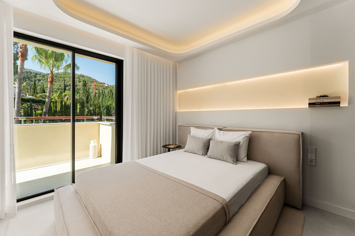 4 Bed Apartment for sale in The Golden Mile Costa Del Sol, Málaga, Spain