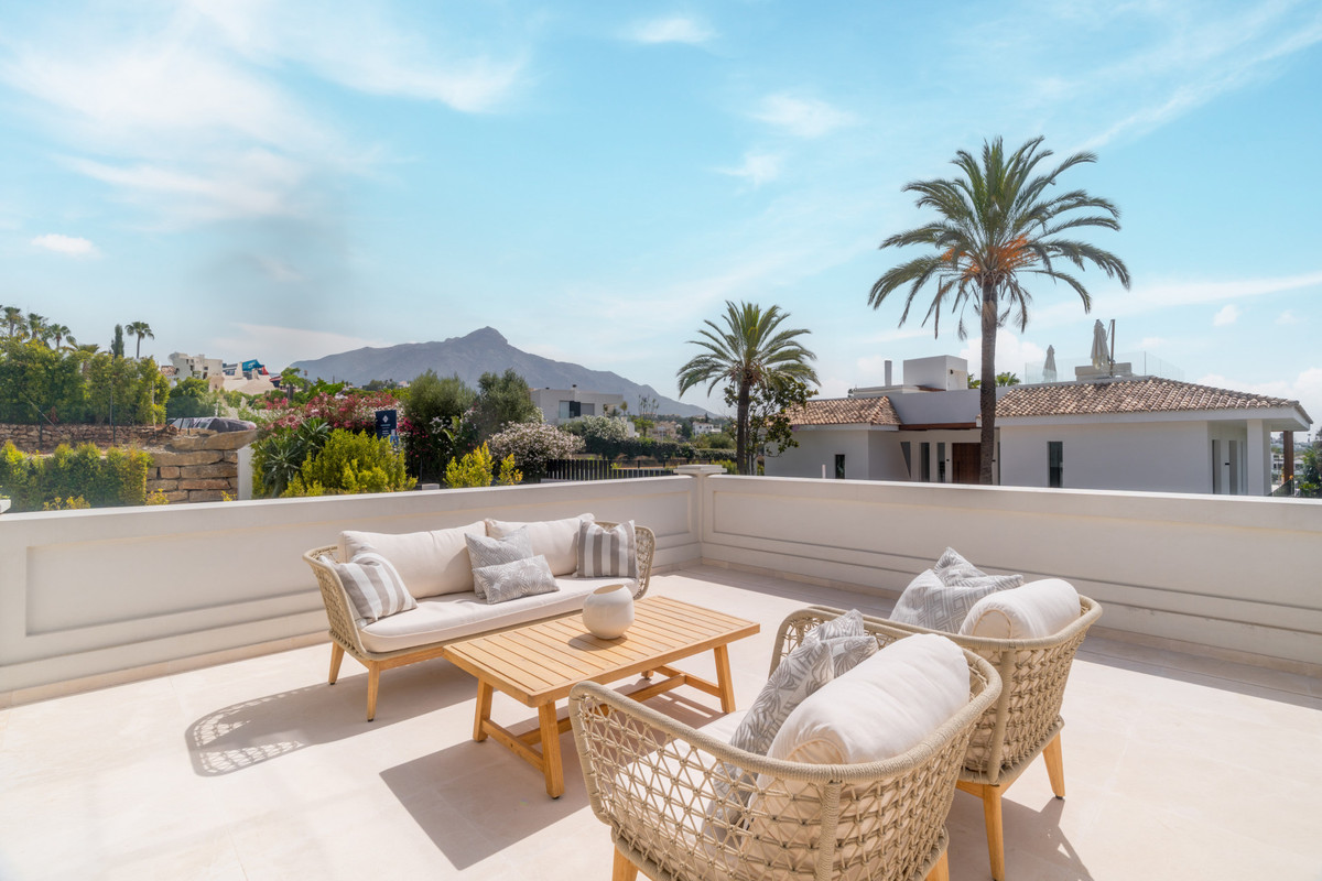 5 Bed Townhouse for sale in Nueva Andalucía Costa Del Sol, Málaga, Spain