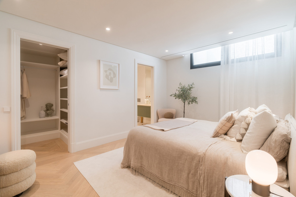 5 Bed Townhouse for sale in Nueva Andalucía Costa Del Sol, Málaga, Spain