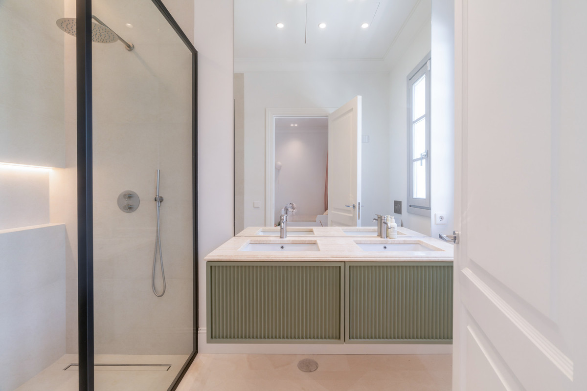 5 Bed Townhouse for sale in Nueva Andalucía Costa Del Sol, Málaga, Spain