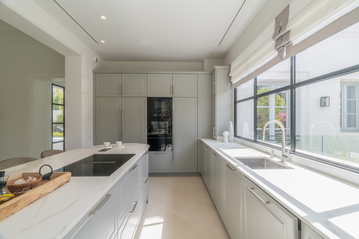 5 Bed Townhouse for sale in Nueva Andalucía Costa Del Sol, Málaga, Spain