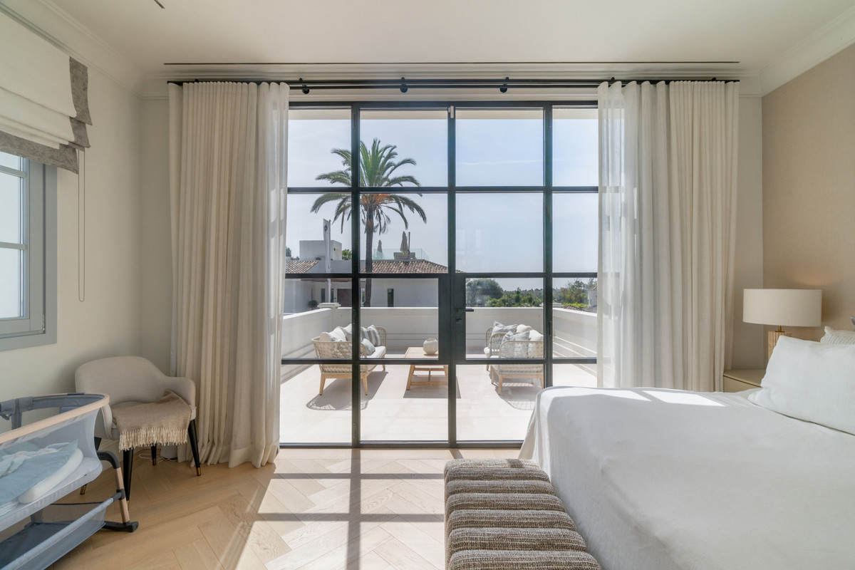 5 Bed Townhouse for sale in Nueva Andalucía Costa Del Sol, Málaga, Spain