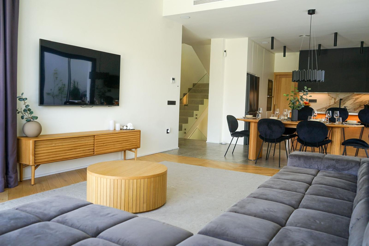 5 Bed Townhouse for sale in Benahavís Costa Del Sol, Málaga, Spain