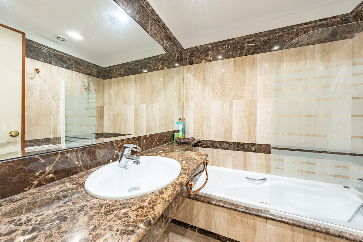 Se vende Apartamento Planta Media de 2 dormitorios en Costa Del Sol, Málaga, España