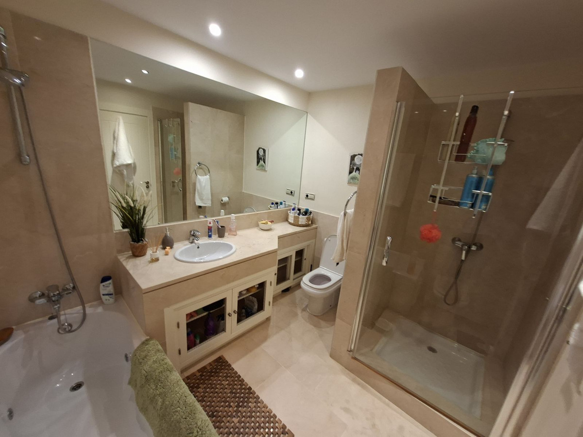 Se vende Apartamento Planta Media de 2 dormitorios en Costa Del Sol, Málaga, España