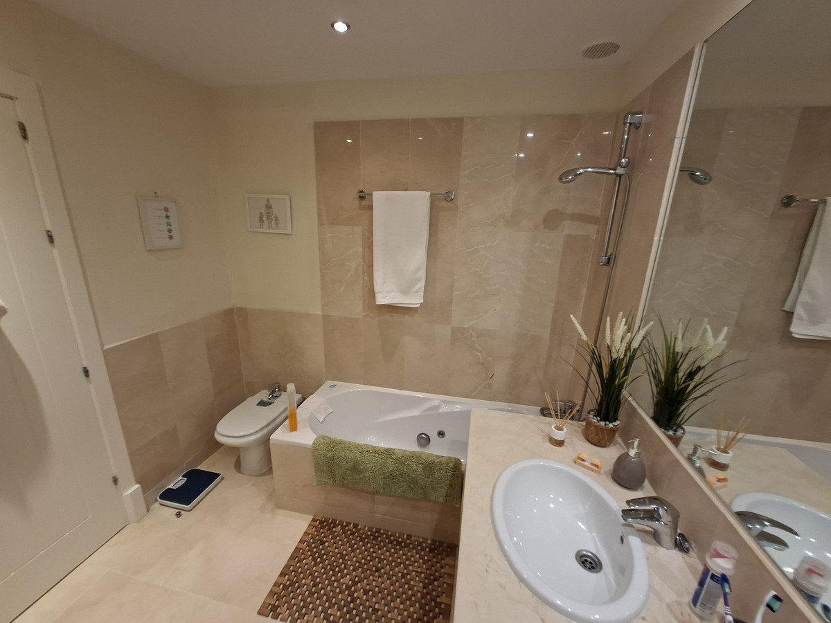 Se vende Apartamento Planta Media de 2 dormitorios en Costa Del Sol, Málaga, España