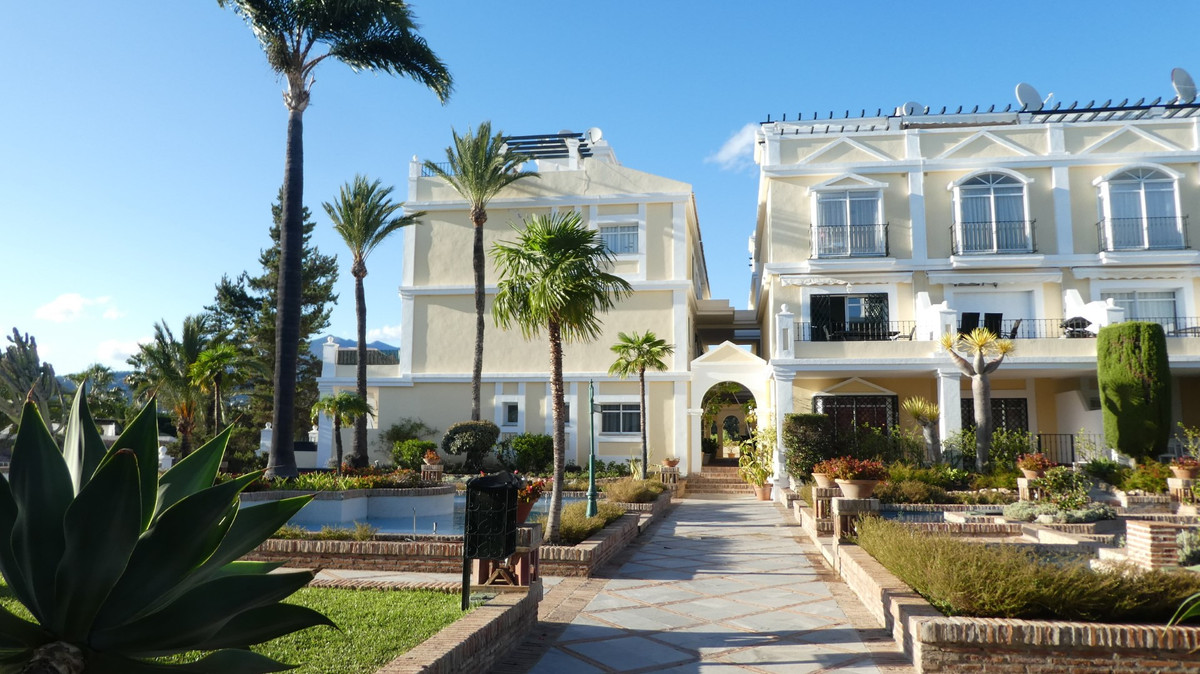 2 Bed Apartment for sale in Nueva Andalucía Costa Del Sol, Málaga, Spain