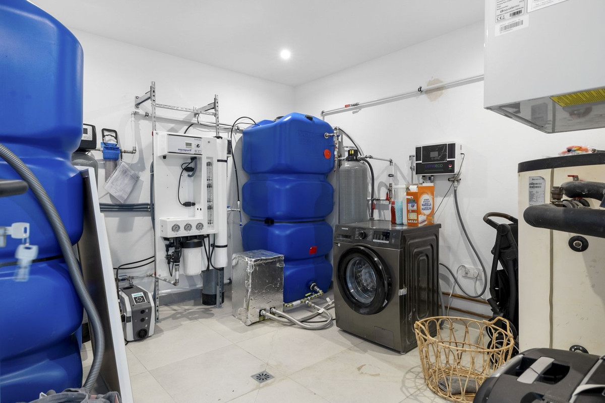 Se vende Villa - Chalet de 6 dormitorios en Costa Del Sol, Málaga, España