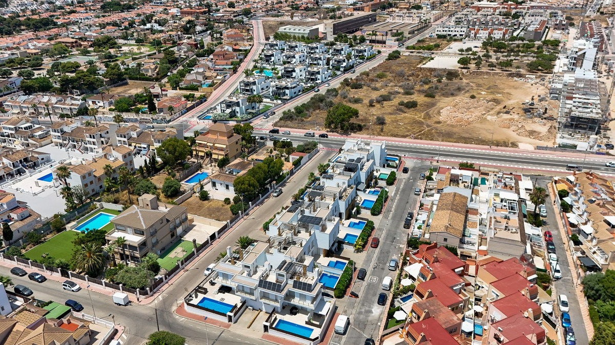 5 Bed Townhouse for sale in Torrevieja Costa Blanca, Alicante, Spain