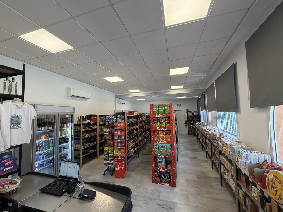 Commercial unit for sale in La Duquesa Costa Del Sol, Málaga, Spain