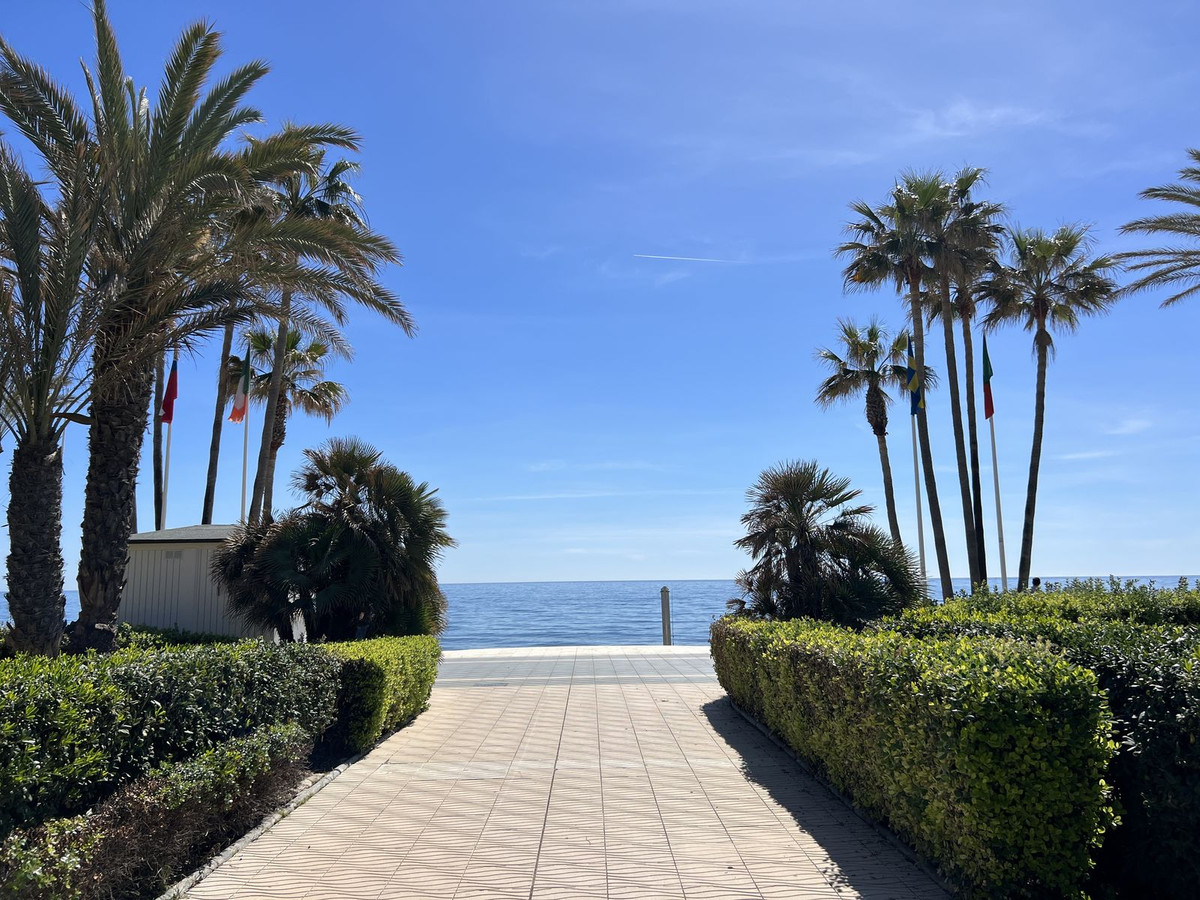 3 Bed Apartment for sale in San Pedro De Alcántara Costa Del Sol, Málaga, Spain