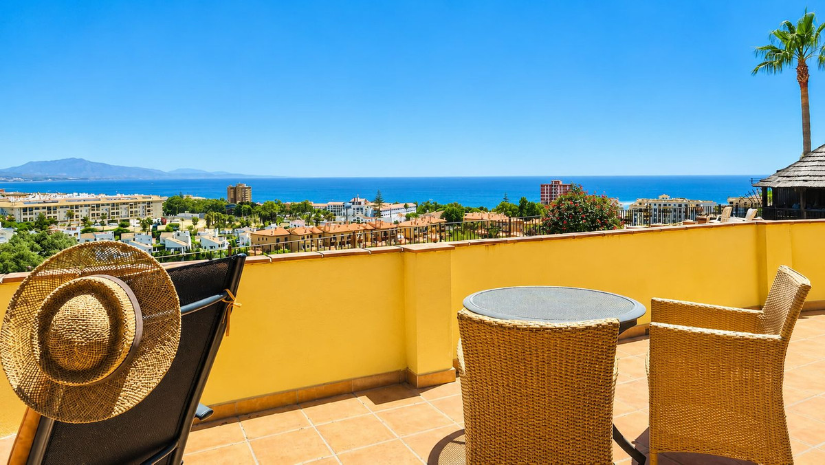 5 Bed Townhouse for sale in La Duquesa Costa Del Sol, Málaga, Spain