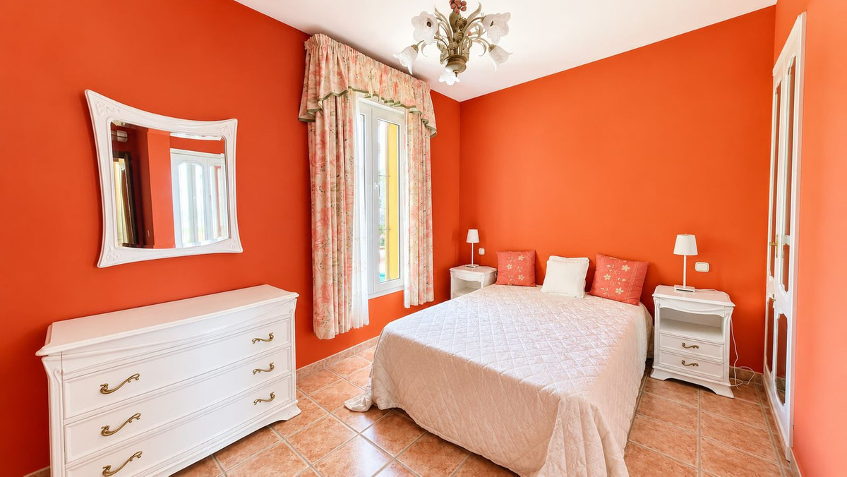 5 Bed Townhouse for sale in La Duquesa Costa Del Sol, Málaga, Spain