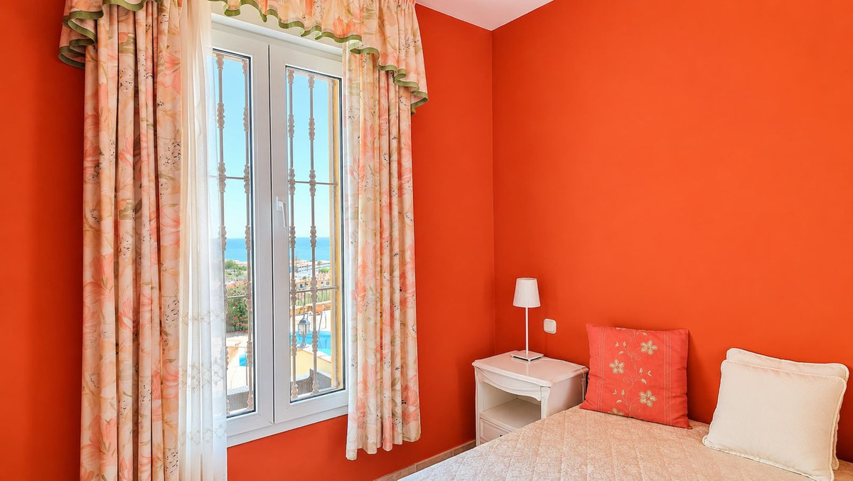 5 Bed Townhouse for sale in La Duquesa Costa Del Sol, Málaga, Spain