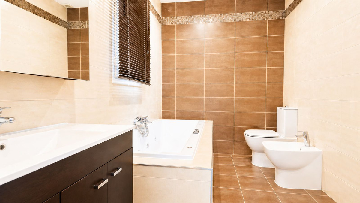 5 Bed Townhouse for sale in La Duquesa Costa Del Sol, Málaga, Spain