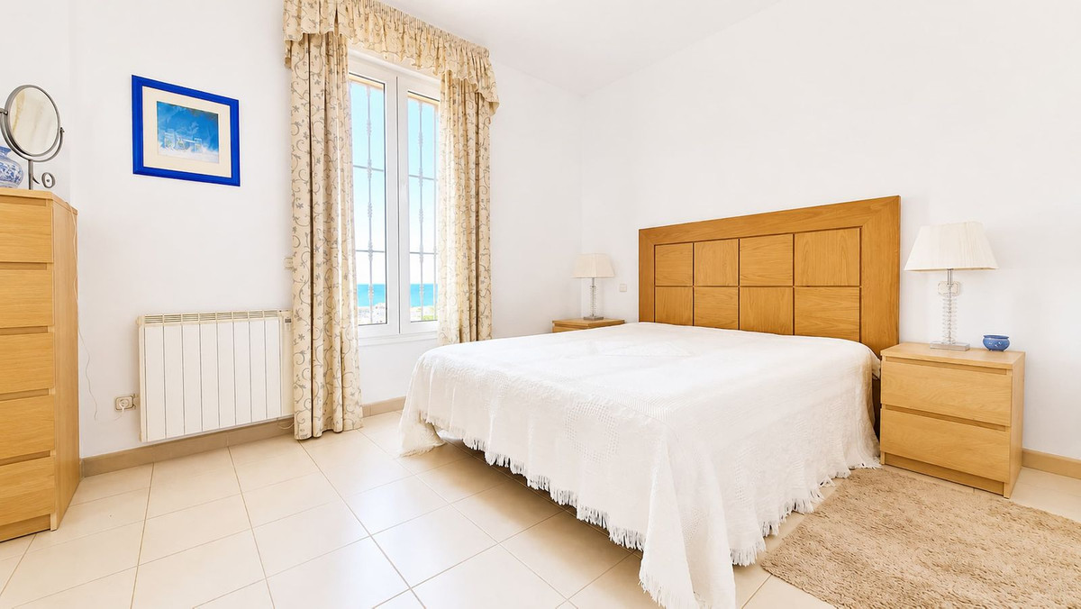 5 Bed Townhouse for sale in La Duquesa Costa Del Sol, Málaga, Spain