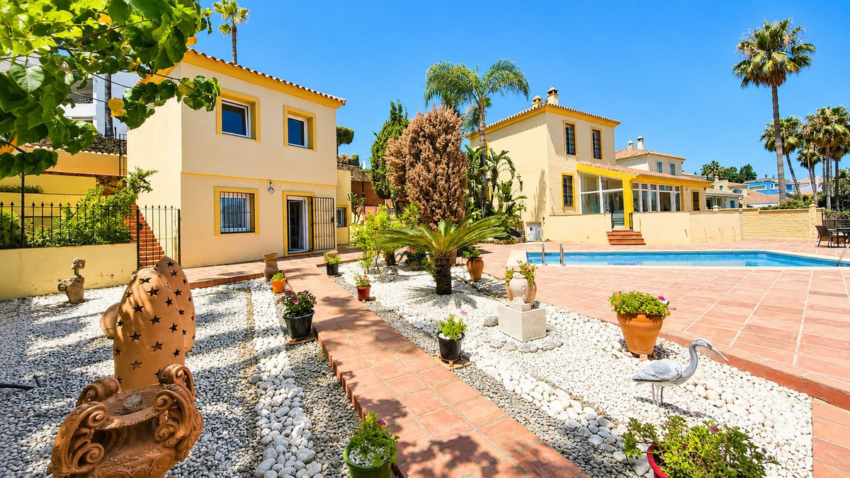 5 Bed Townhouse for sale in La Duquesa Costa Del Sol, Málaga, Spain
