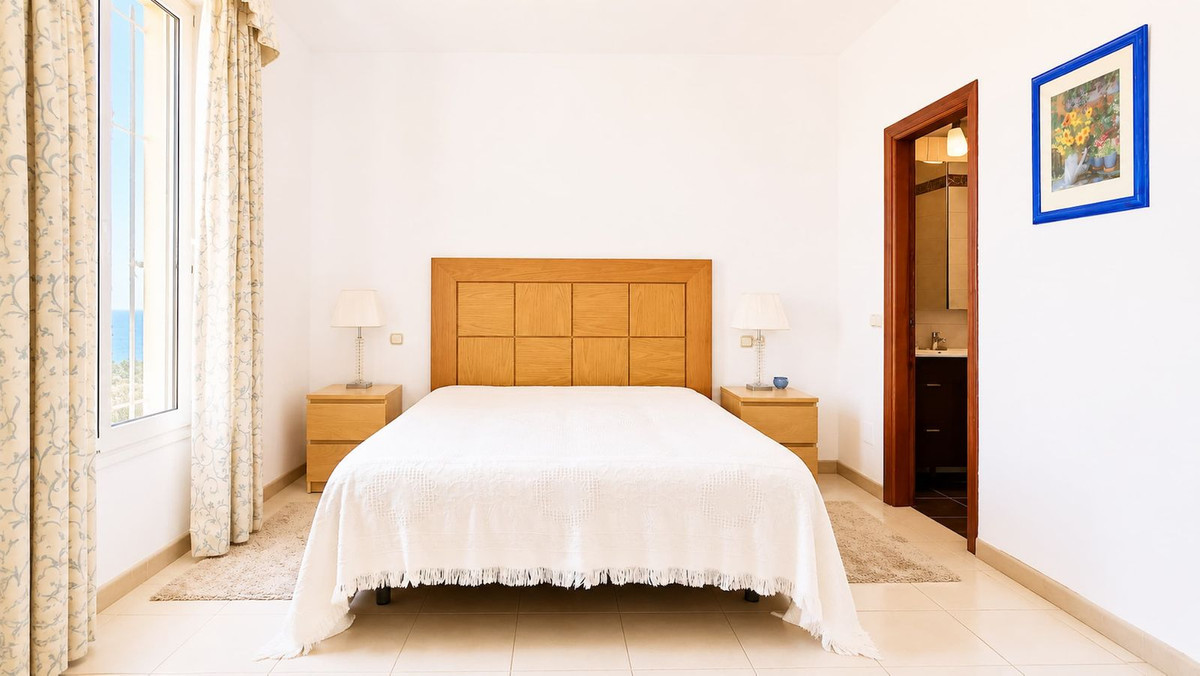 5 Bed Townhouse for sale in La Duquesa Costa Del Sol, Málaga, Spain