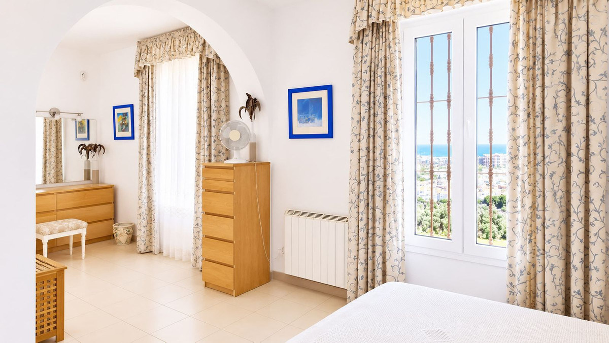 5 Bed Townhouse for sale in La Duquesa Costa Del Sol, Málaga, Spain