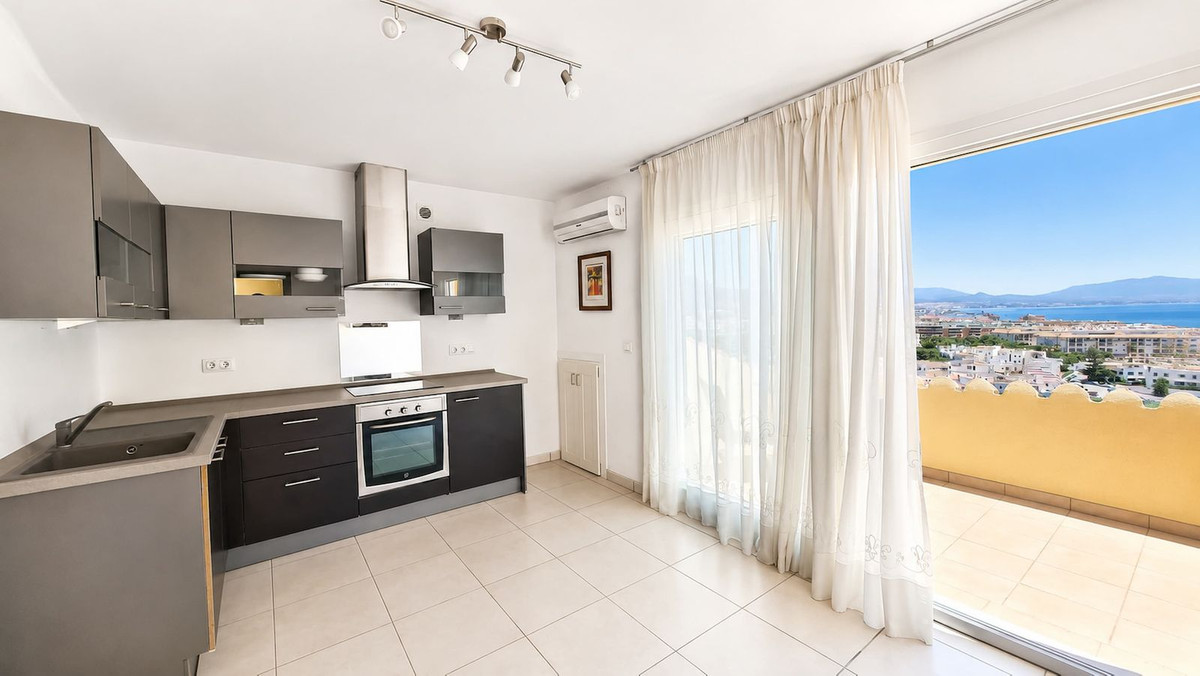 5 Bed Townhouse for sale in La Duquesa Costa Del Sol, Málaga, Spain