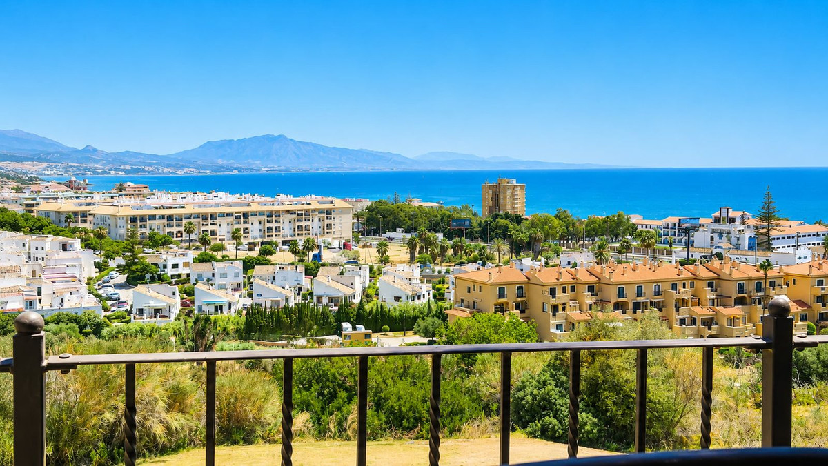 5 Bed Townhouse for sale in La Duquesa Costa Del Sol, Málaga, Spain