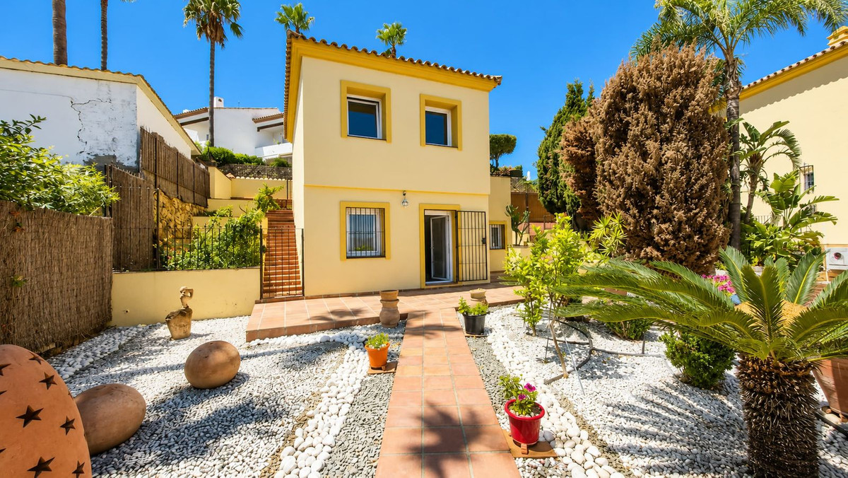 5 Bed Townhouse for sale in La Duquesa Costa Del Sol, Málaga, Spain