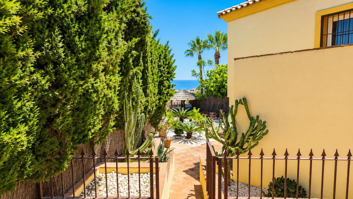 5 Bed Townhouse for sale in La Duquesa Costa Del Sol, Málaga, Spain