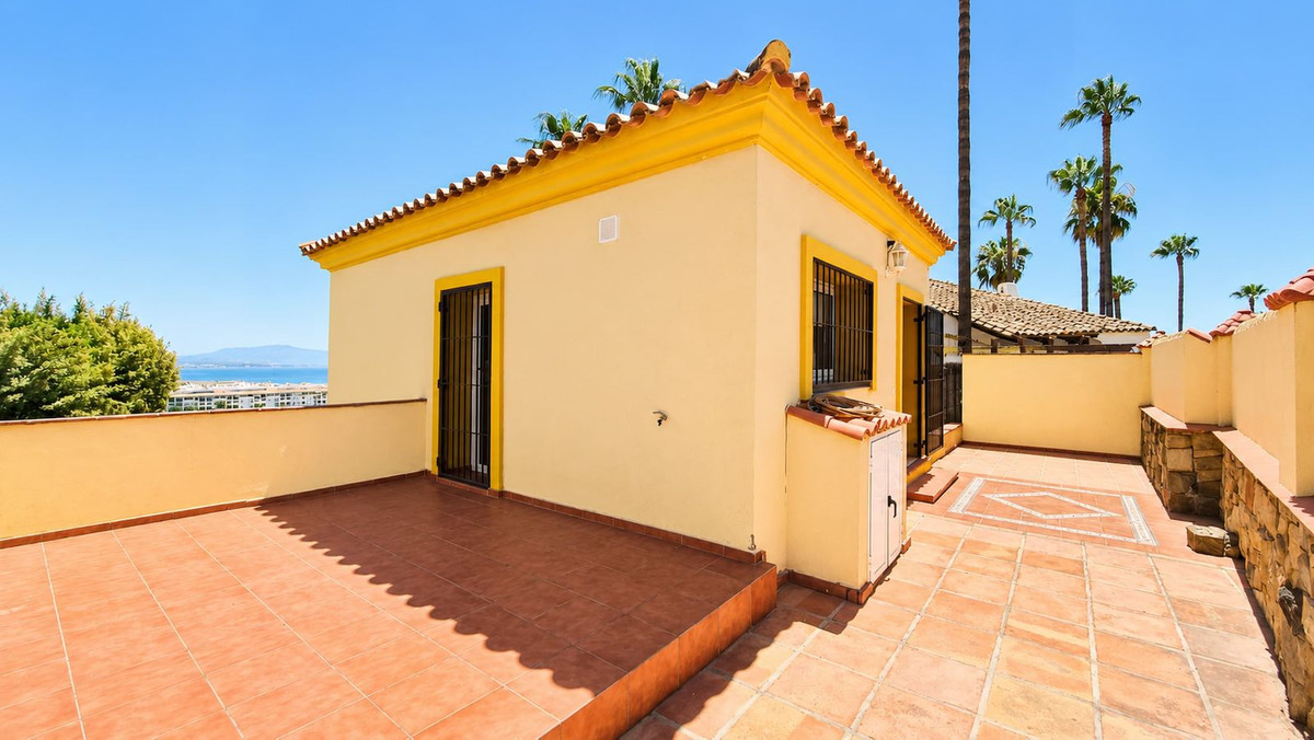 5 Bed Townhouse for sale in La Duquesa Costa Del Sol, Málaga, Spain