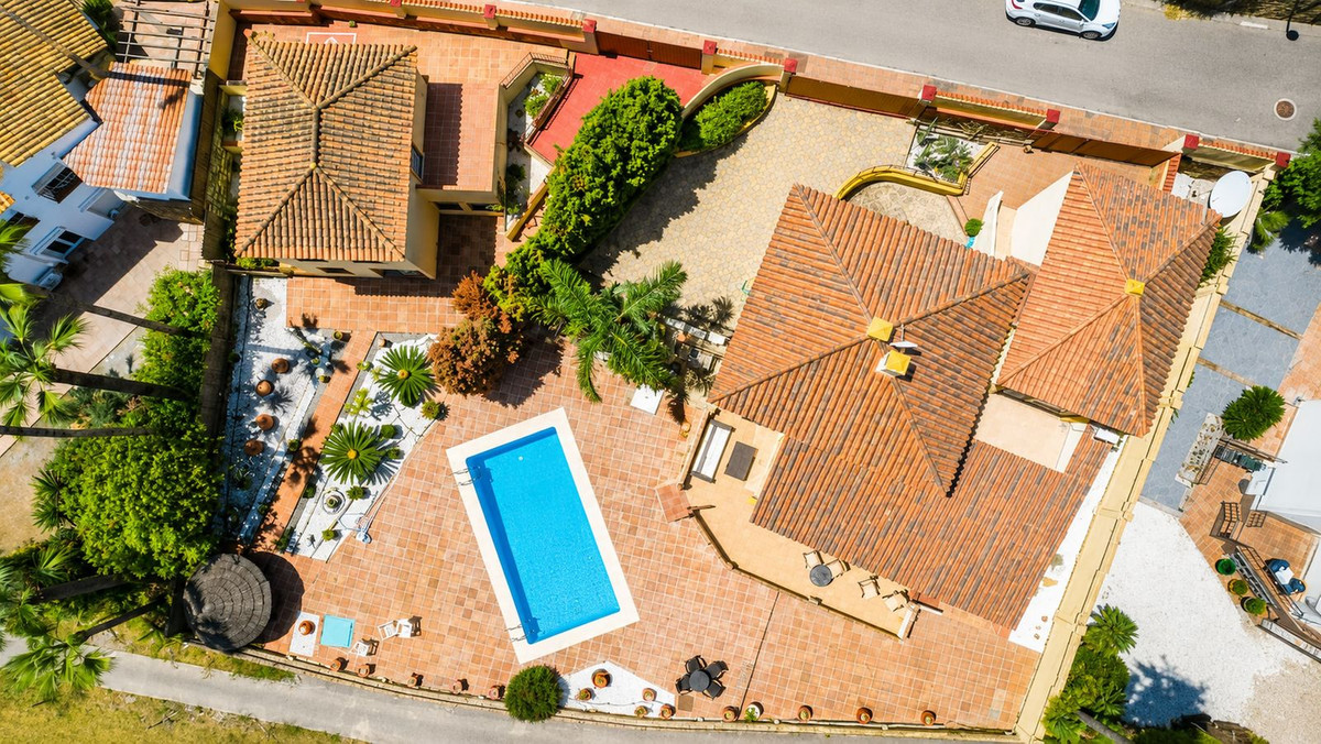 5 Bed Townhouse for sale in La Duquesa Costa Del Sol, Málaga, Spain