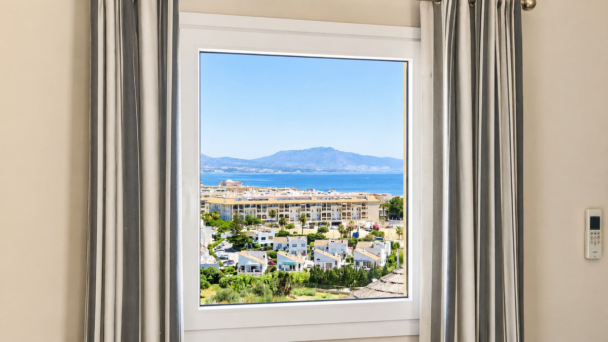 5 Bed Townhouse for sale in La Duquesa Costa Del Sol, Málaga, Spain