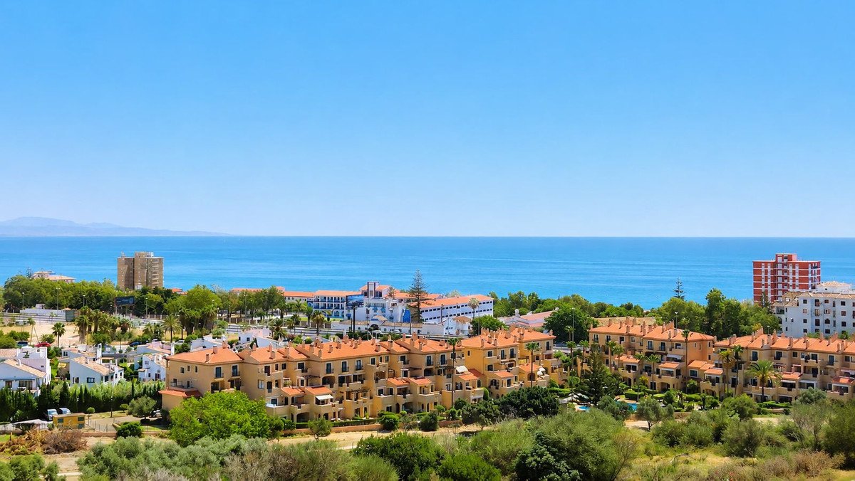 5 Bed Townhouse for sale in La Duquesa Costa Del Sol, Málaga, Spain