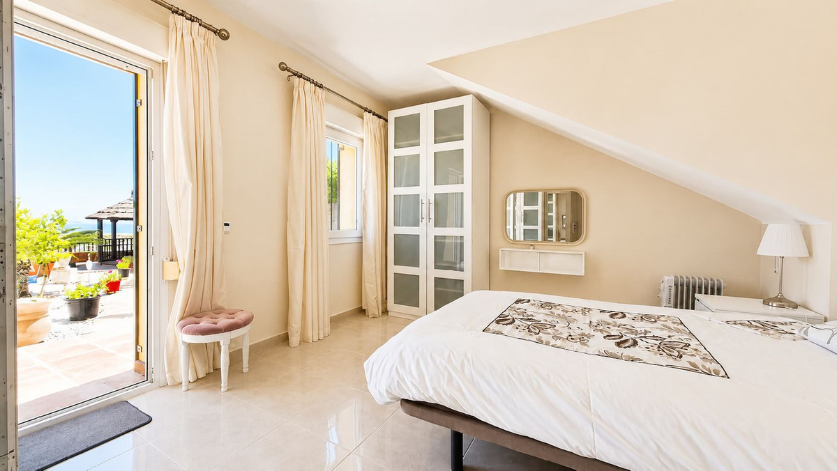 5 Bed Townhouse for sale in La Duquesa Costa Del Sol, Málaga, Spain