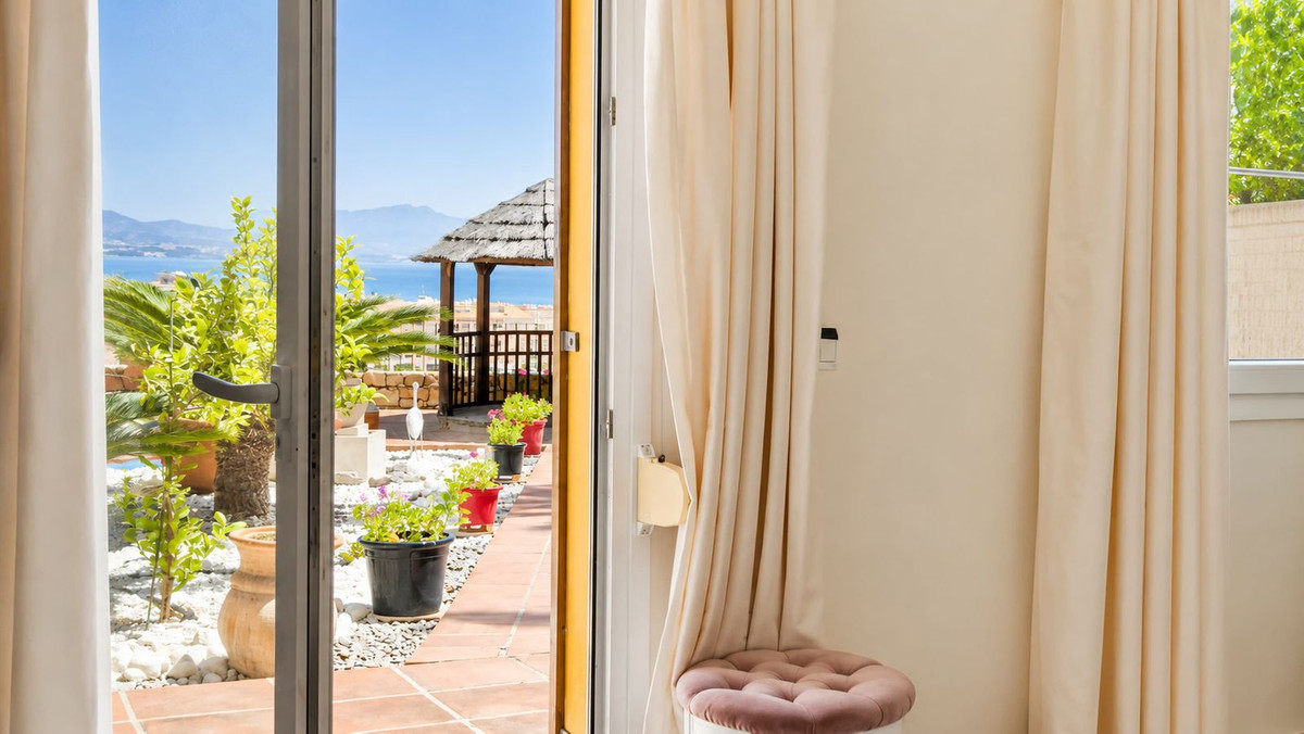 5 Bed Townhouse for sale in La Duquesa Costa Del Sol, Málaga, Spain