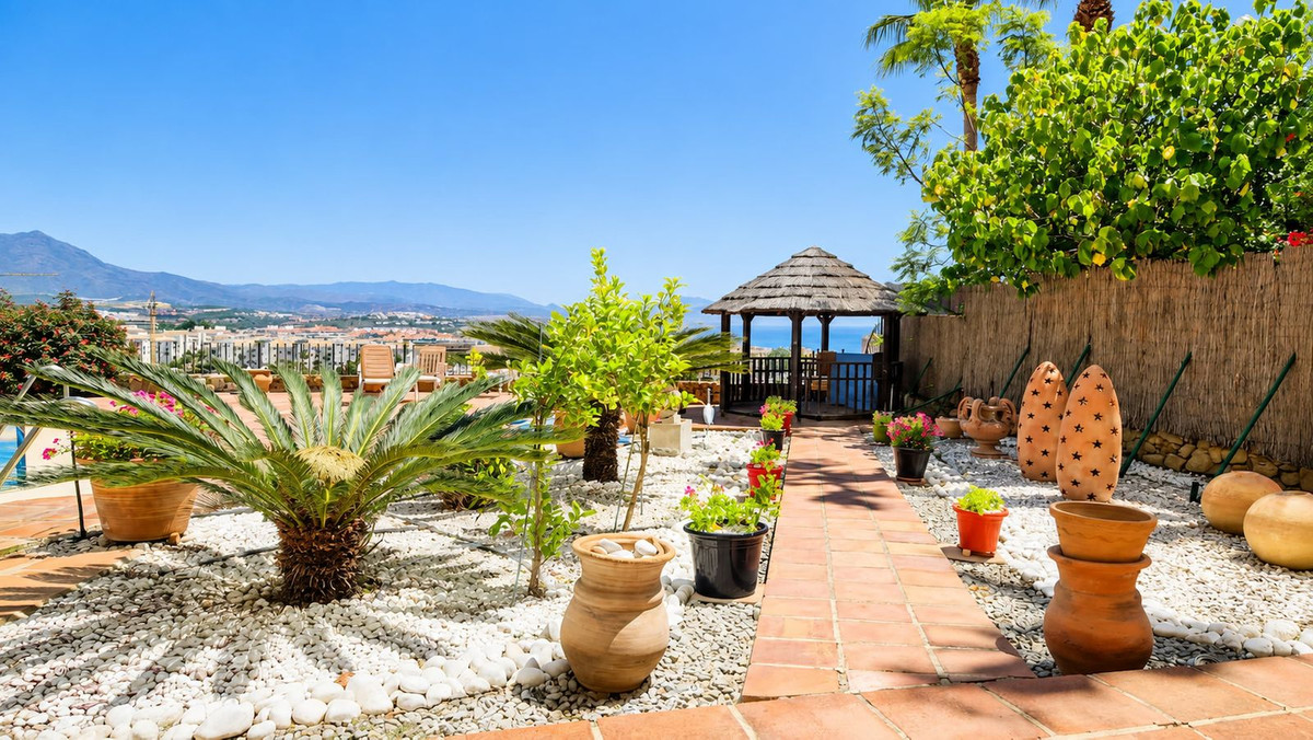5 Bed Townhouse for sale in La Duquesa Costa Del Sol, Málaga, Spain