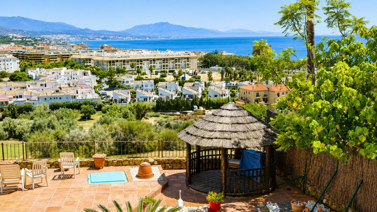 5 Bed Townhouse for sale in La Duquesa Costa Del Sol, Málaga, Spain