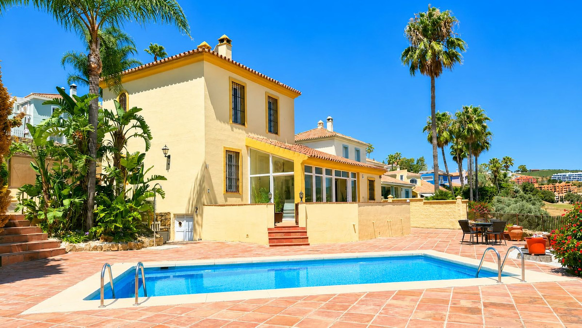 5 Bed Townhouse for sale in La Duquesa Costa Del Sol, Málaga, Spain