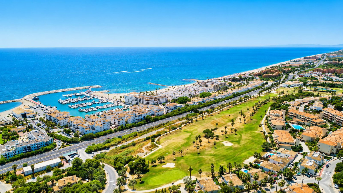 5 Bed Townhouse for sale in La Duquesa Costa Del Sol, Málaga, Spain